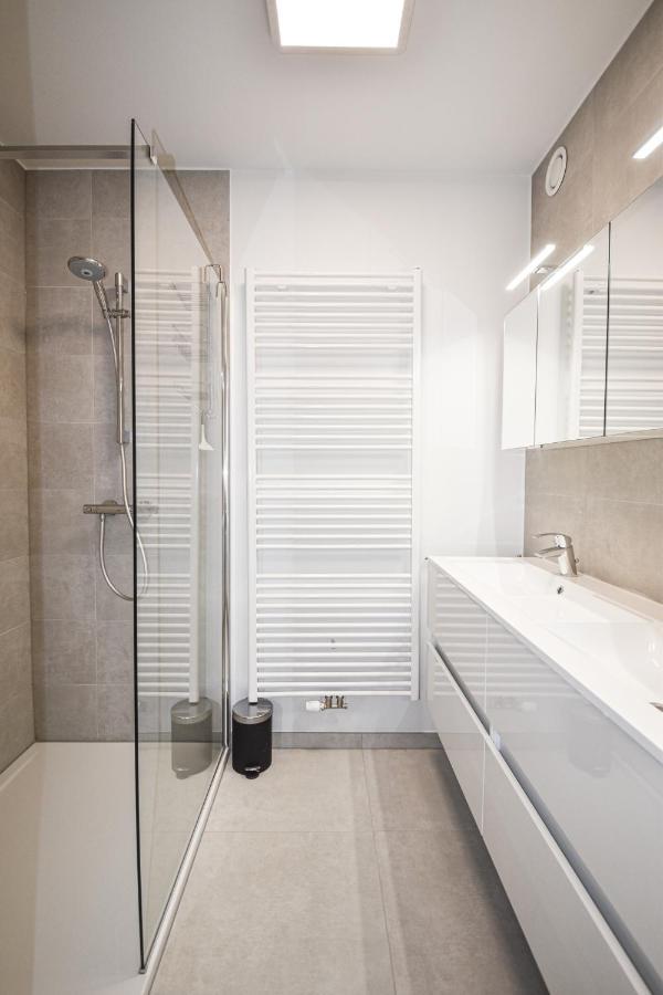 Crystal Residences - Luxurious Seaside Apartments Остенде Экстерьер фото